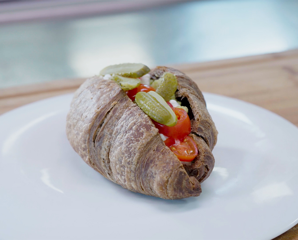 ricetta ingrid con avocado, pomodoro, cetriolino e formaggio in fiocchi