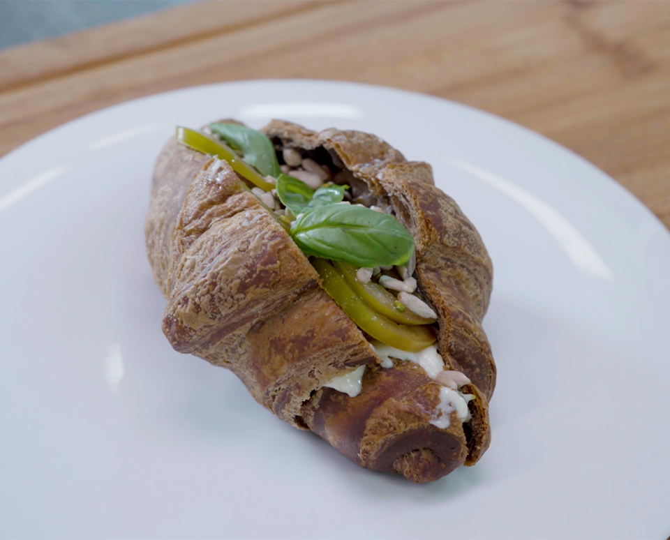 ricetta ingrid con pomodoro camone, crescenza, timo fresco e semi di girasole