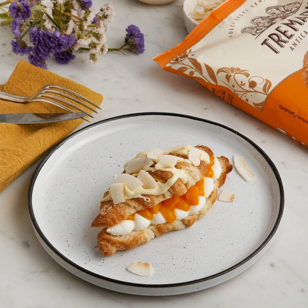 CROISSANT CON CREMA ALLO YOGURT E SALSA AL MANGO