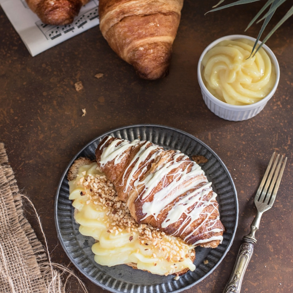 CROISSANT SEMPLICE CON CREMA PASTICCERA AL CIOCCOLATO BIANCO E NOCCIOLE