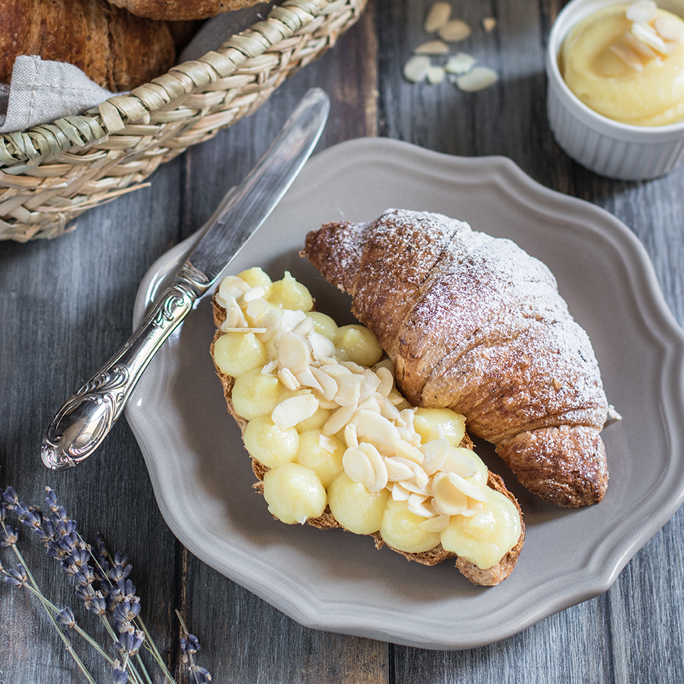 CROISSANT 5CEREALI CON CREMA FRANGIPANE E MANDORLE