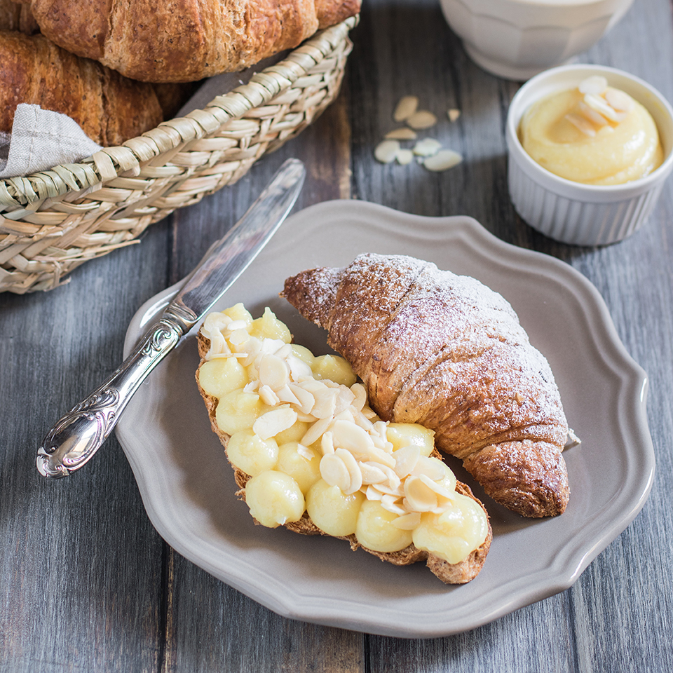 croissant-con-crema-frangipane-e-mandorle