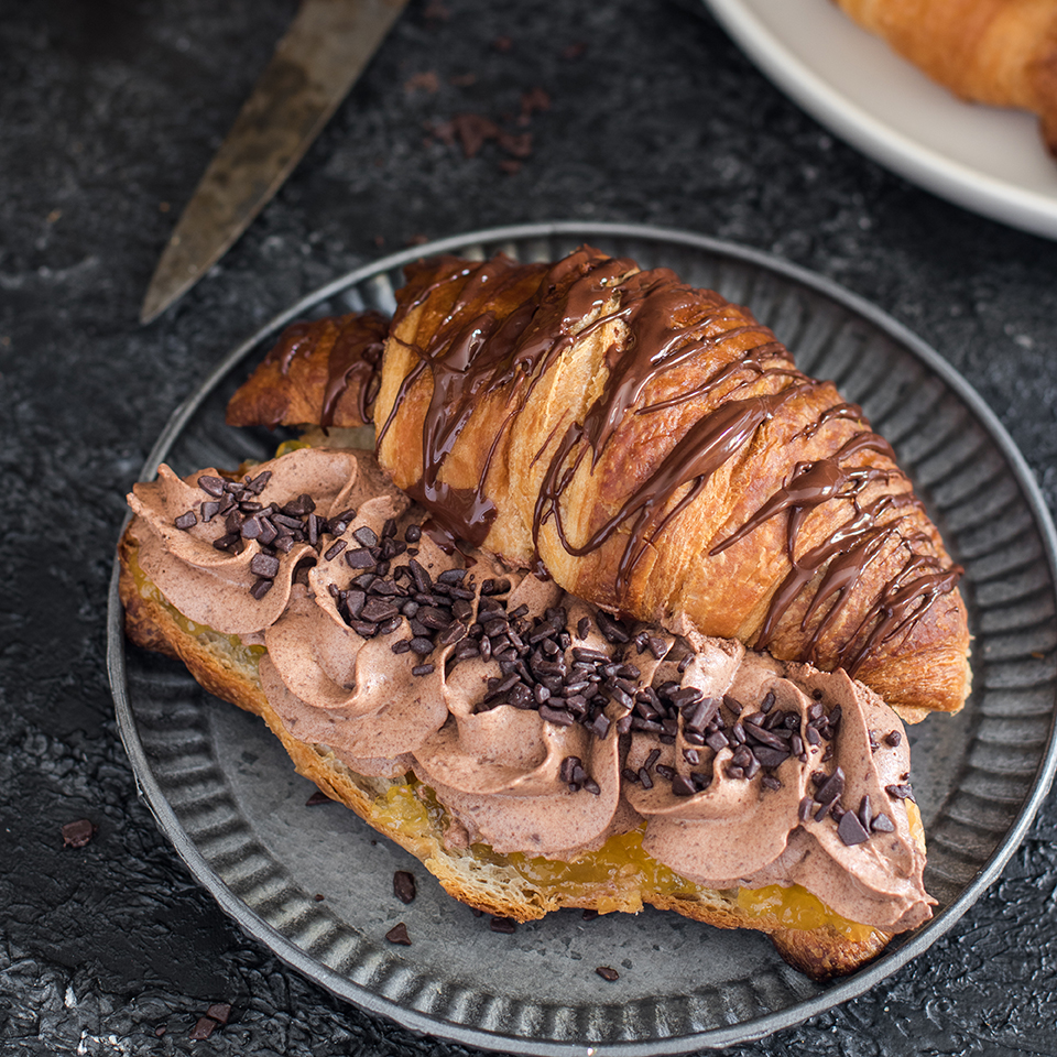 CROISSANT SEMPLICI FARCITI DA UNA NAMELAKA AL CIOCCOLATO FONDENTE, MARMELLATA DI ARANCIA E SCAGLIE DI CIOCCOLATO