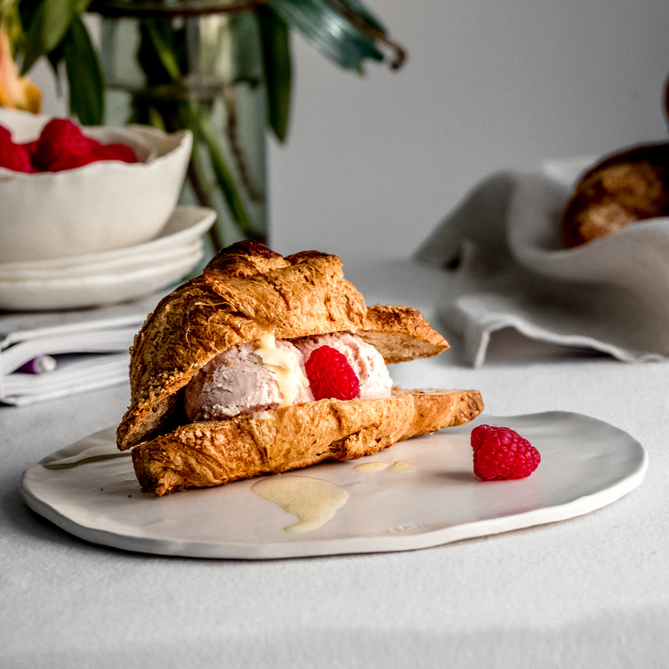 CROISSANT E FROZEN YOGURT AI LAMPONI