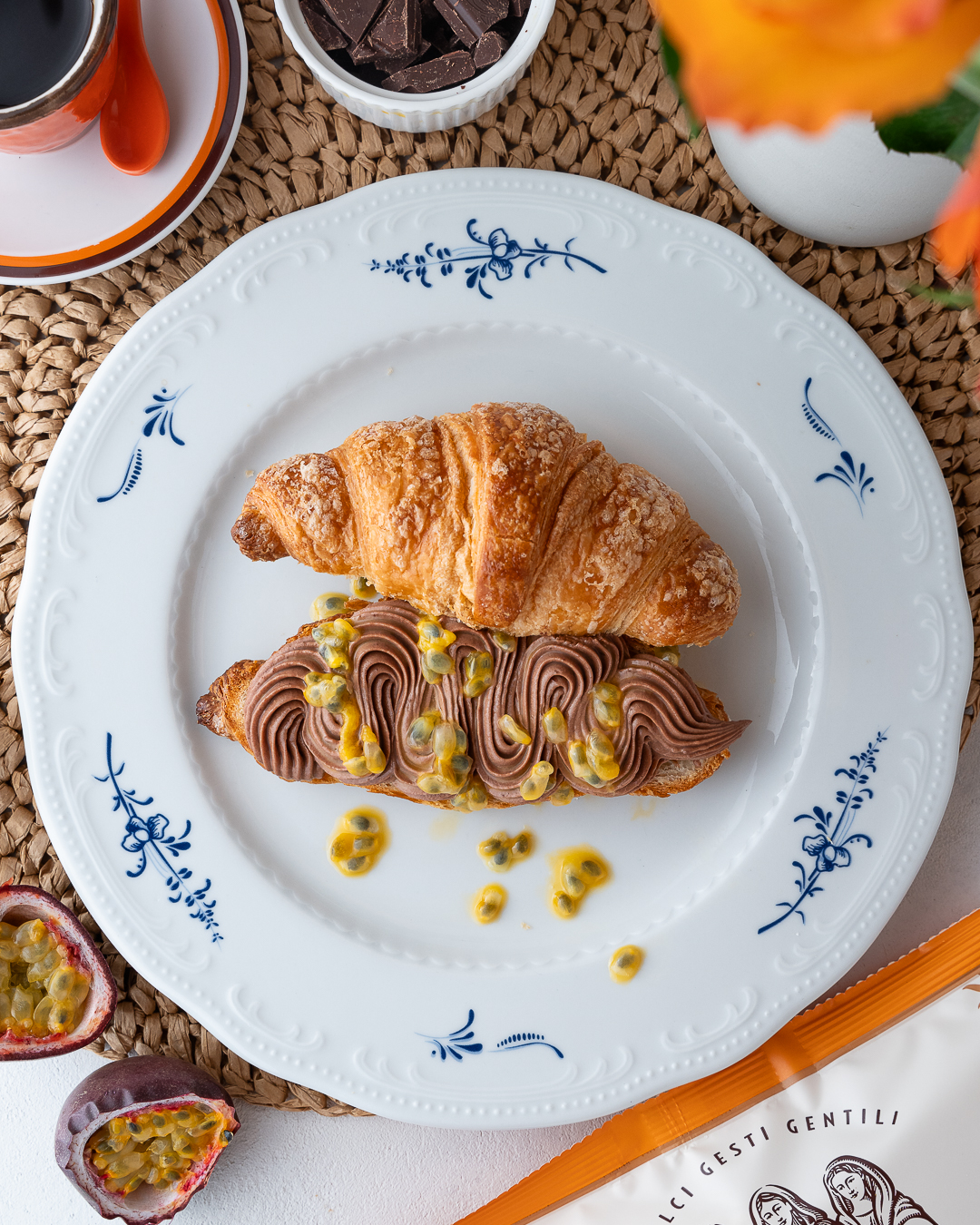 CROISSANT CON CREMA AL CIOCCOLATO E FRUTTO DELLA PASSIONE