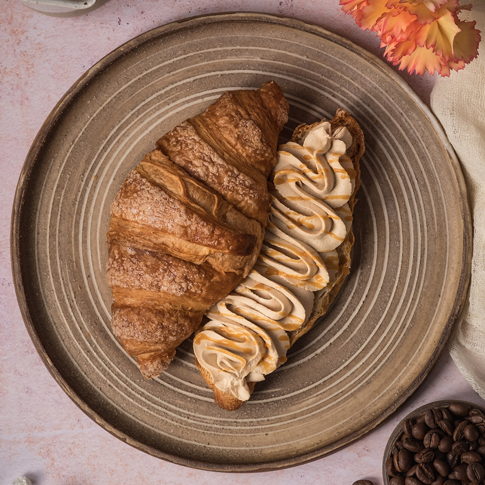 CROISSANT CON CREMA AL CAFFÈ E SALSA AL CARAMELLO