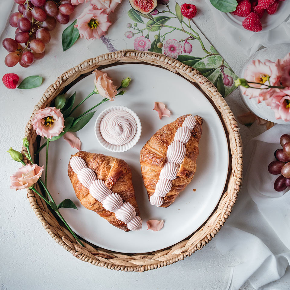 croissant-con-crema-al-cioccolato-bianco-lampone-fichi