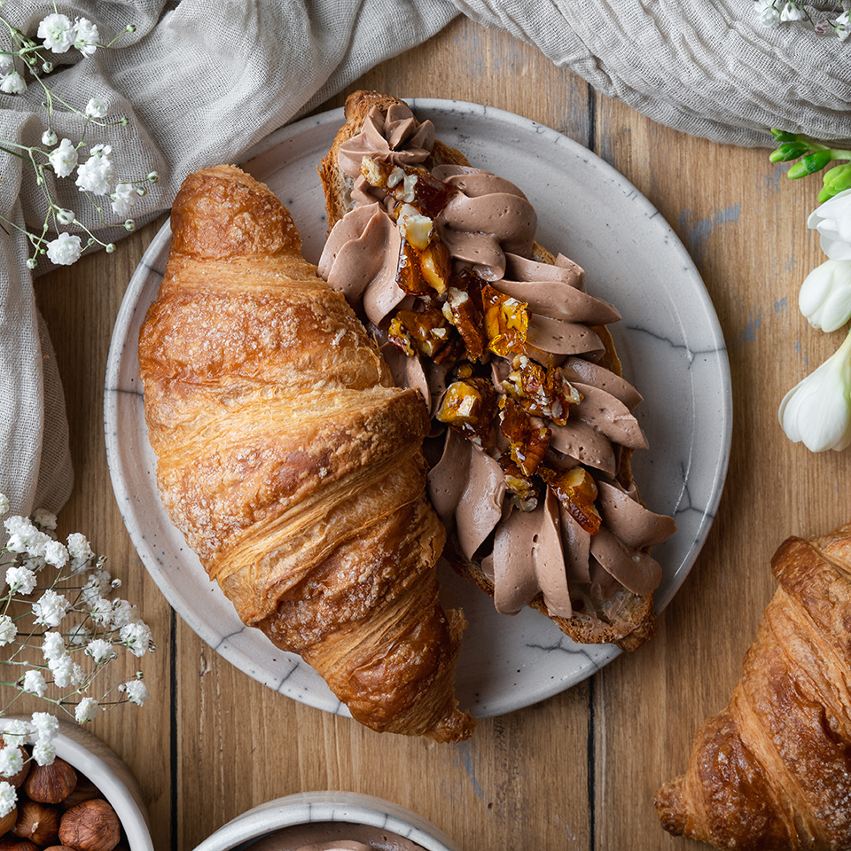 CROISSANT CON CREMA ALLA NOCCIOLA E CROCCANTE CON NOCI PECAN
