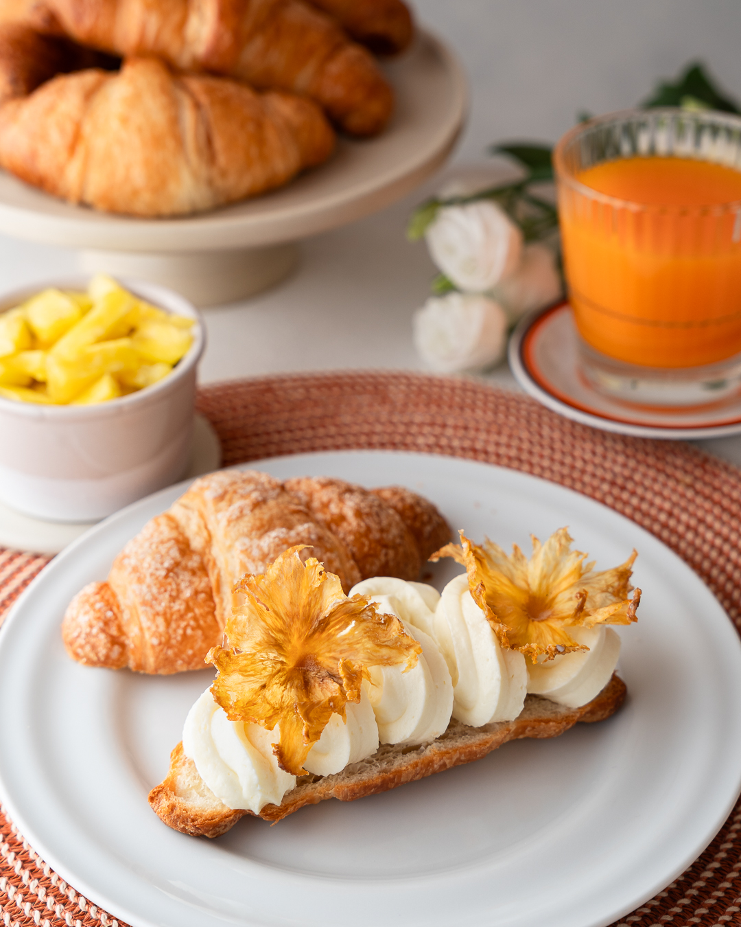 CROISSANT CON NAMELAKA AL COCCO E FIORI DI ANANAS 