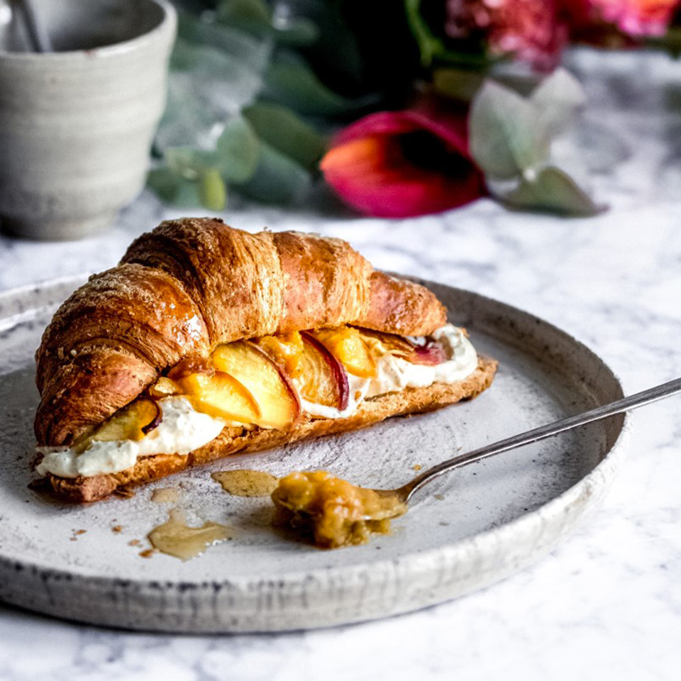 CROISSANT CON CON CREMOSO DI PESCHE E COCCO