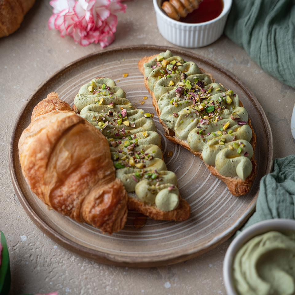 CROISSANT CON GANACHE AL PISTACCHIO E MIELE