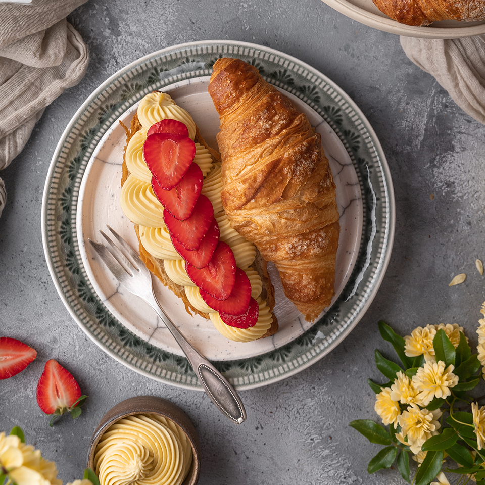 CROISSANT CON NAMELAKA AL MANGO E FRAGOLE FRESCHE