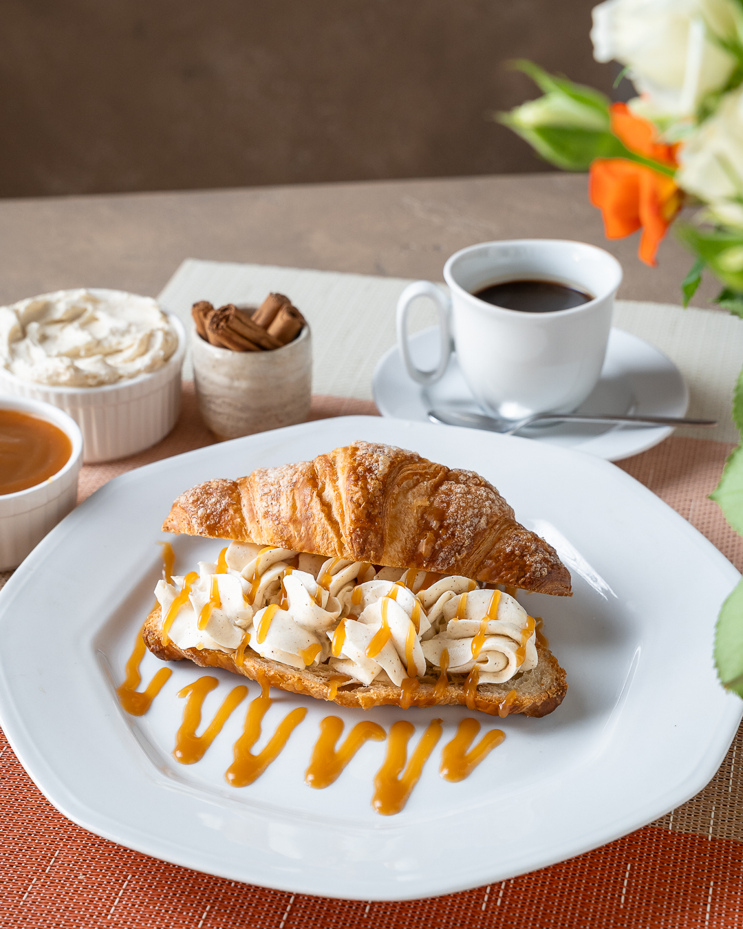 CROISSANT CON CREMA SPEZIATA E SALSA AL CARAMELLO 