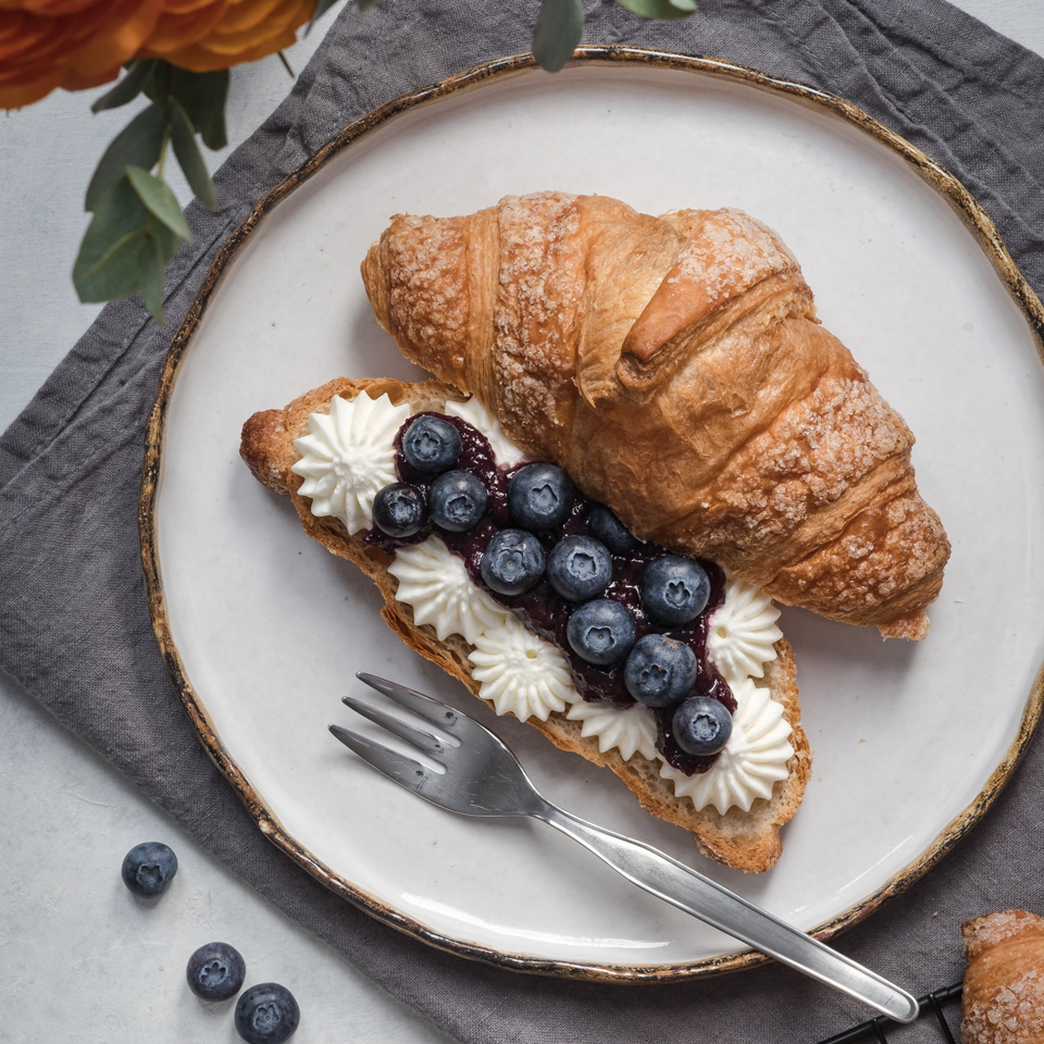 croissant-con-crema-al-mascarpone-e-mirtilli