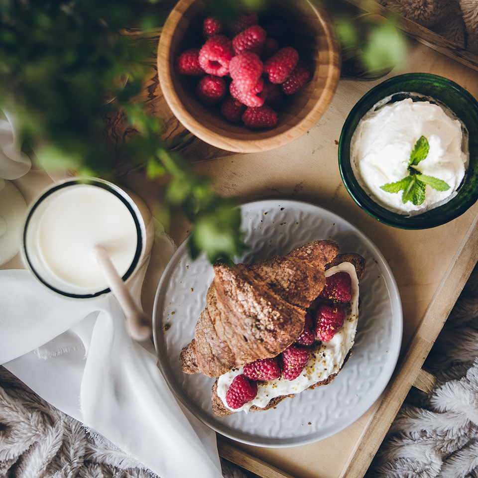 CROISSANT ALLA CREMA DI LATTE E LAMPONI
